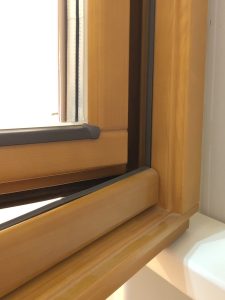 detaliu design rotunjit fereastra termopan din lemn stratificat marca Márk